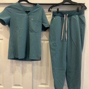 FIGS Women’s Catarina scrub top teal size small